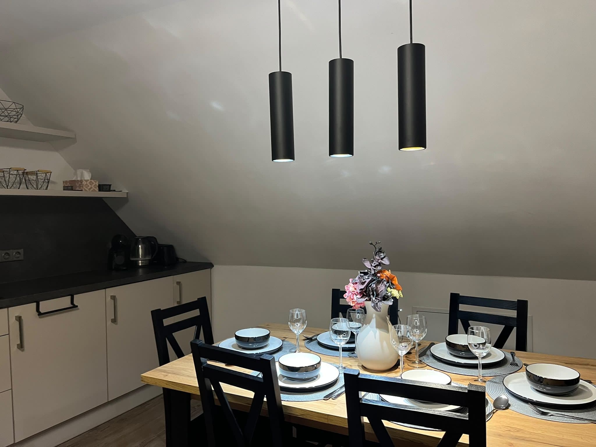 Apartmán Elisa – kuchyň s jídelním stolem